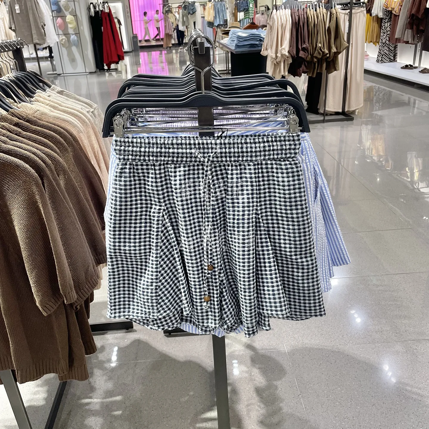 Summer 2026 Casual High Waist Beaded Wide Hem Small Plaid Short Skirt Pants Women's New Arrival Fashion Straight Leg Shorts
Summer 2026 Casual High Waist Beaded Wide Hem Small Plaid Short Skirt Pants Women's New Arrival Fashion Straight Leg Shorts