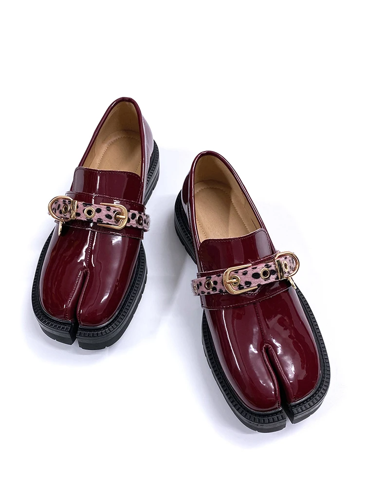 Original Unique Black Loafers Unisex Pig Toe Split Shoes Retro Style Fashion Single Shoes for Men And Women
Original Unique Black Loafers Unisex Pig Toe Split Shoes Retro Style Fashion Single Shoes for Men And Women
