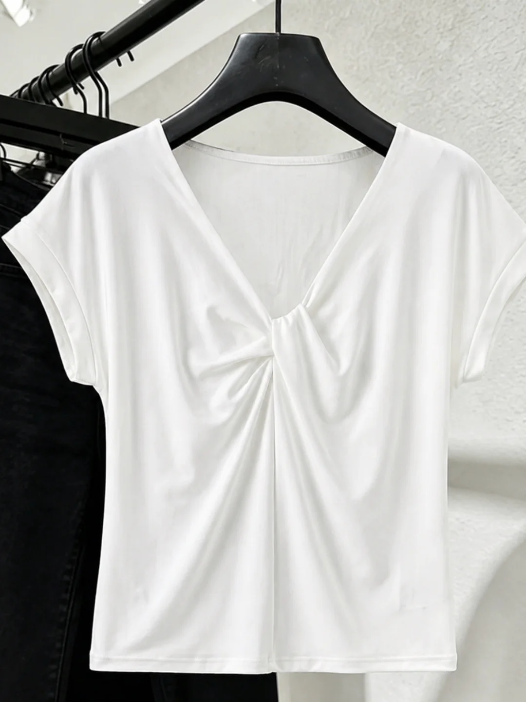 V-Neck Knot Design Short Sleeve T-Shirt Women's Loose Fit Summer Style Simple Versatile Slimming Lazy Fashion Top
V-Neck Knot Design Short Sleeve T-Shirt Women's Loose Fit Summer Style Simple Versatile Slimming Lazy Fashion Top