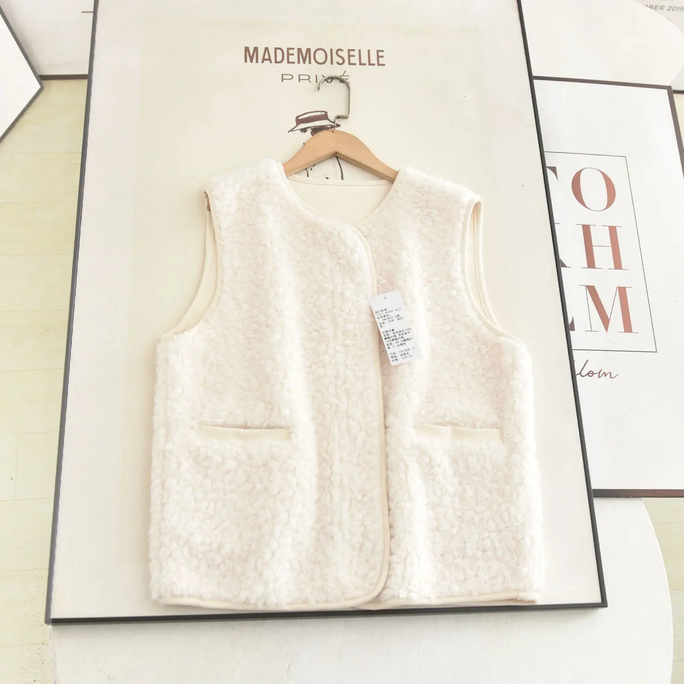 Экологичный жилет из искусственного меха, коллекция Зима 2025, приталенный, стройнящий, женская верхняя одежда, бежевый цвет, универсальный, с круглым вырезом
Экологичный жилет из искусственного меха, коллекция Зима 2025, приталенный, стройнящий, женская верхняя одежда, бежевый цвет, универсальный, с круглым вырезом