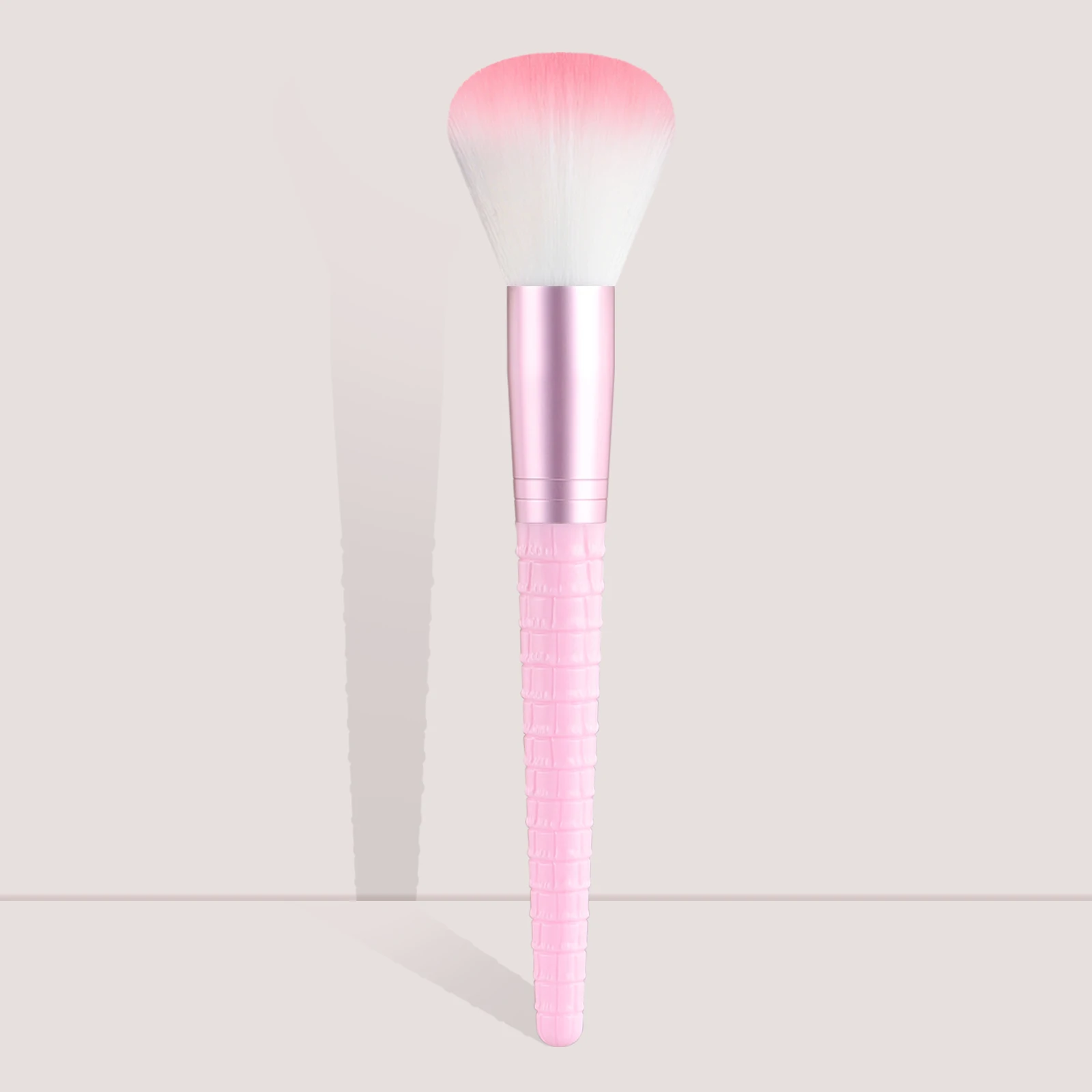 Одна кисть для пудры с длинной ручкой, удобная на ощупь, приятная для кожи и инструмент для макияжа с сильной способностью для захвата пудры. 
Одна кисть для пудры с длинной ручкой, удобная на ощупь, приятная для кожи и инструмент для макияжа с сильной способностью для захвата пудры.