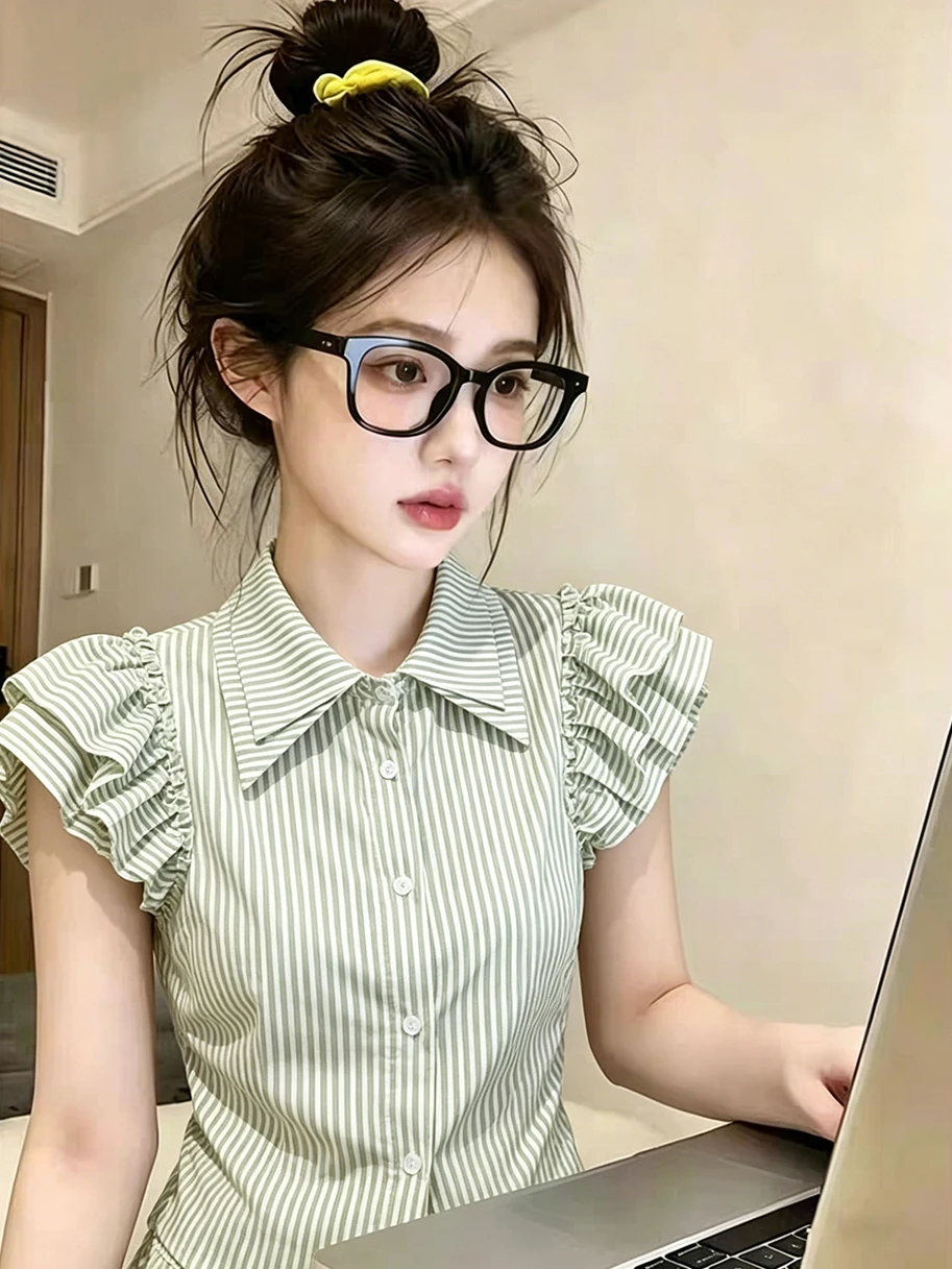 Striped Flying Sleeve Shirt Women's Summer New Unique Beautiful Design Small Audience Top French Style Loose Fit Polyester Fiber
Striped Flying Sleeve Shirt Women's Summer New Unique Beautiful Design Small Audience Top French Style Loose Fit Polyester Fiber