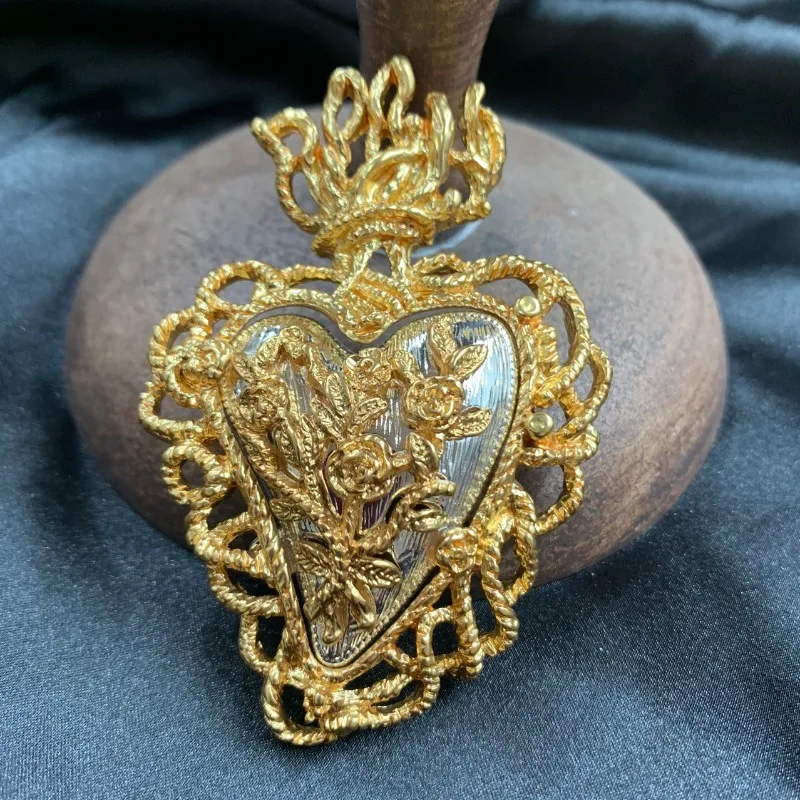 New Designer Heart-shaped Large Pearl Gold-plated Women's Brooch Fashion Luxury Gold-plated Flower Dodi Carved Women's Brooch
New Designer Heart-shaped Large Pearl Gold-plated Women's Brooch Fashion Luxury Gold-plated Flower Dodi Carved Women's Brooch