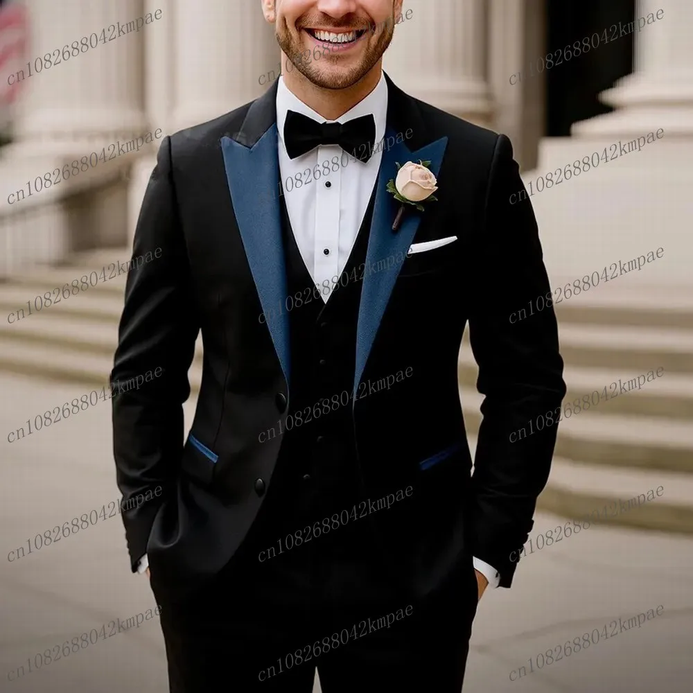 Черный деловой мужской костюм с синим воротником, жених, жених, свадебная вечеринка, выпускной, деловые мужские смокинги, комплект из трех предметов, пиджак, жилет, брюки
Черный деловой мужской костюм с синим воротником, жених, жених, свадебная вечеринка, выпускной, деловые мужские смокинги, комплект из трех предметов, пиджак, жилет, брюки