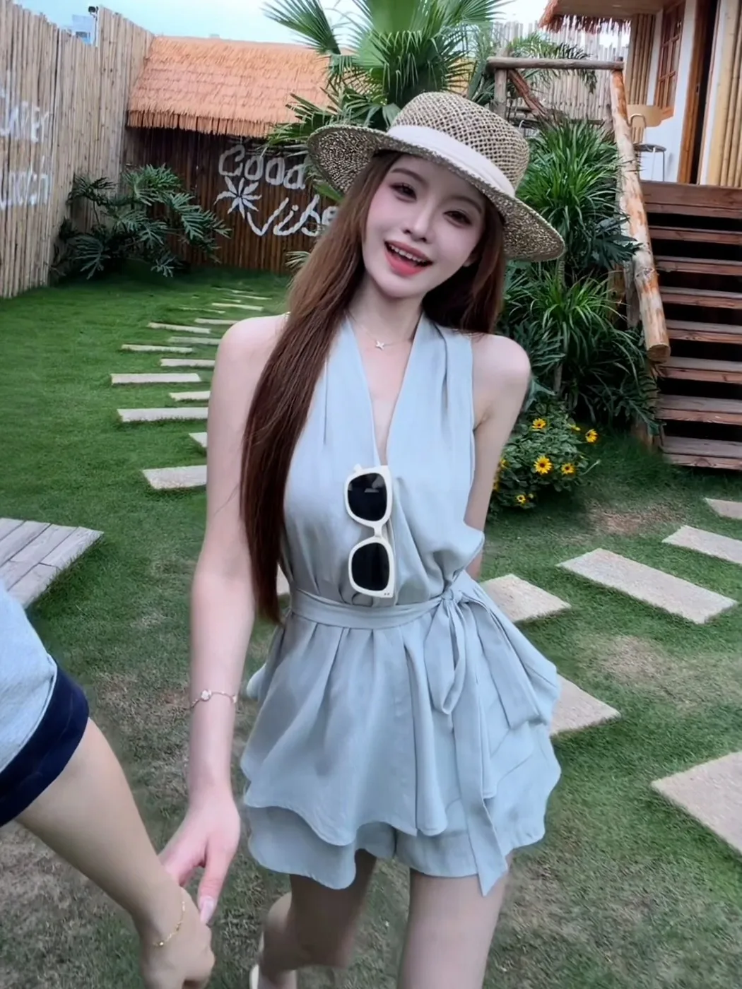 Women's Summer Fashion Pure Desire Strap V-neck Waist-cinched Sleeveless Top Shorts Two-piece Set Casual Breathable
Women's Summer Fashion Pure Desire Strap V-neck Waist-cinched Sleeveless Top Shorts Two-piece Set Casual Breathable