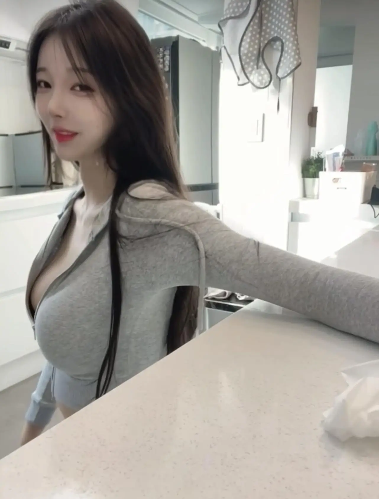 Korean Style Ultra-Tight Short Hooded Zipper Thin Cardigan Sweater Show Chest Large Zipper Spring Fashion Ladies' Tops
Korean Style Ultra-Tight Short Hooded Zipper Thin Cardigan Sweater Show Chest Large Zipper Spring Fashion Ladies' Tops
