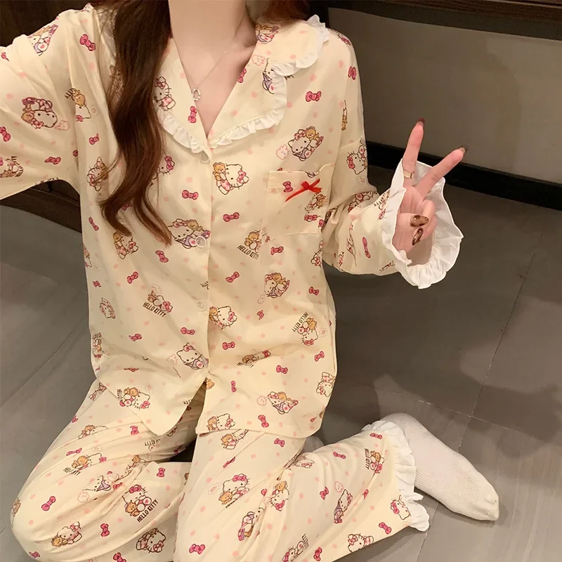 Hello Kitty lace long-sleeved pajamas, new women's loungewear in spring and autumn, Sanrio cute two-piece set, Hello Kitty set.
Hello Kitty lace long-sleeved pajamas, new women's loungewear in spring and autumn, Sanrio cute two-piece set, Hello Kitty set.