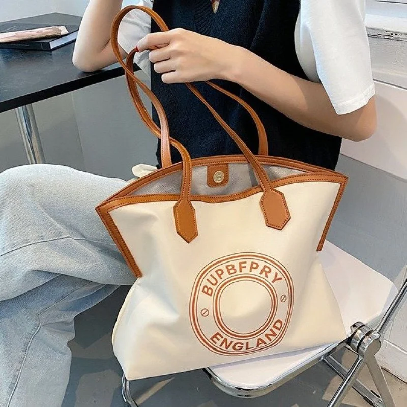 Elegant Ladies Leather Crossbody Bag Handbag Design By Luxury Brand Famous Designer For Evening Events
Elegant Ladies Leather Crossbody Bag Handbag Design By Luxury Brand Famous Designer For Evening Events