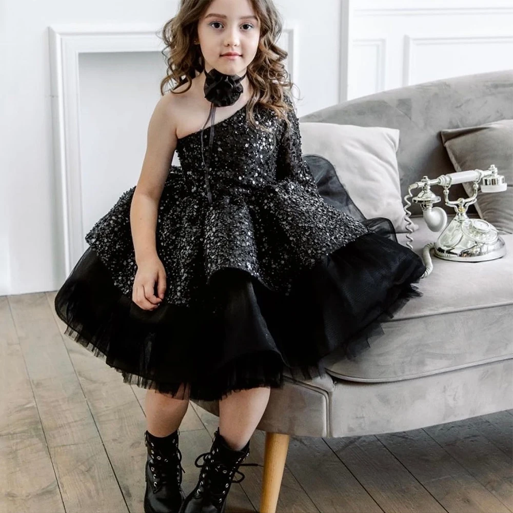 Black Party Dresses for Girls Ball gown One Shoulder Long Sleeve Flower Girl Dress Short Sequined Beaded Luxury flower Girl Gown
Black Party Dresses for Girls Ball gown One Shoulder Long Sleeve Flower Girl Dress Short Sequined Beaded Luxury flower Girl Gown