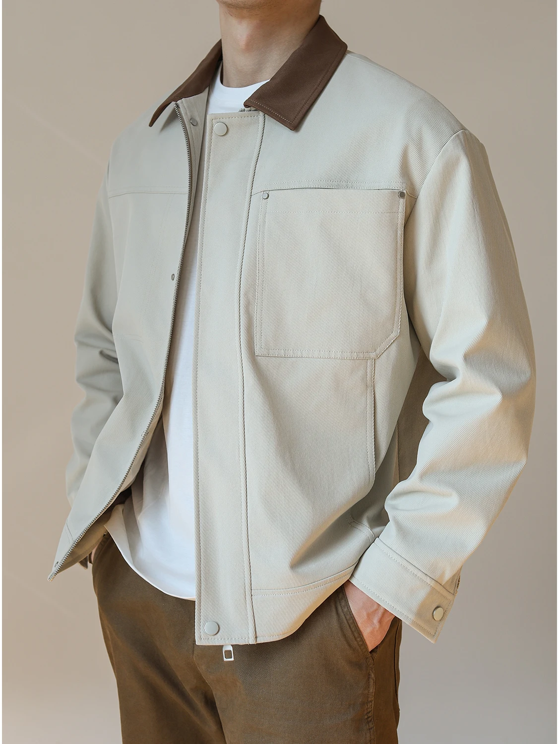 Мужская куртка в стиле ретро-американского фермерского стиля, весна-осень, повседневная, с контрастным воротником, новая модель, рабочая одежда, высококачественная, для руководителей
Мужская куртка в стиле ретро-американского фермерского стиля, весна-осень, повседневная, с контрастным воротником, новая модель, рабочая одежда, высококачественная, для руководителей