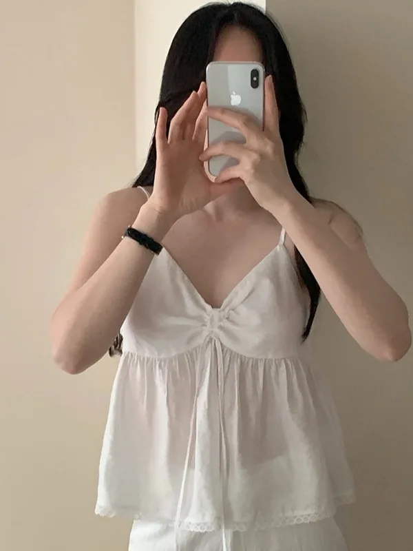 Стильный летний топ на бретельках для женщин, модный уличный стиль, весна-осень, с рюшами и декоративными вставками
Стильный летний топ на бретельках для женщин, модный уличный стиль, весна-осень, с рюшами и декоративными вставками