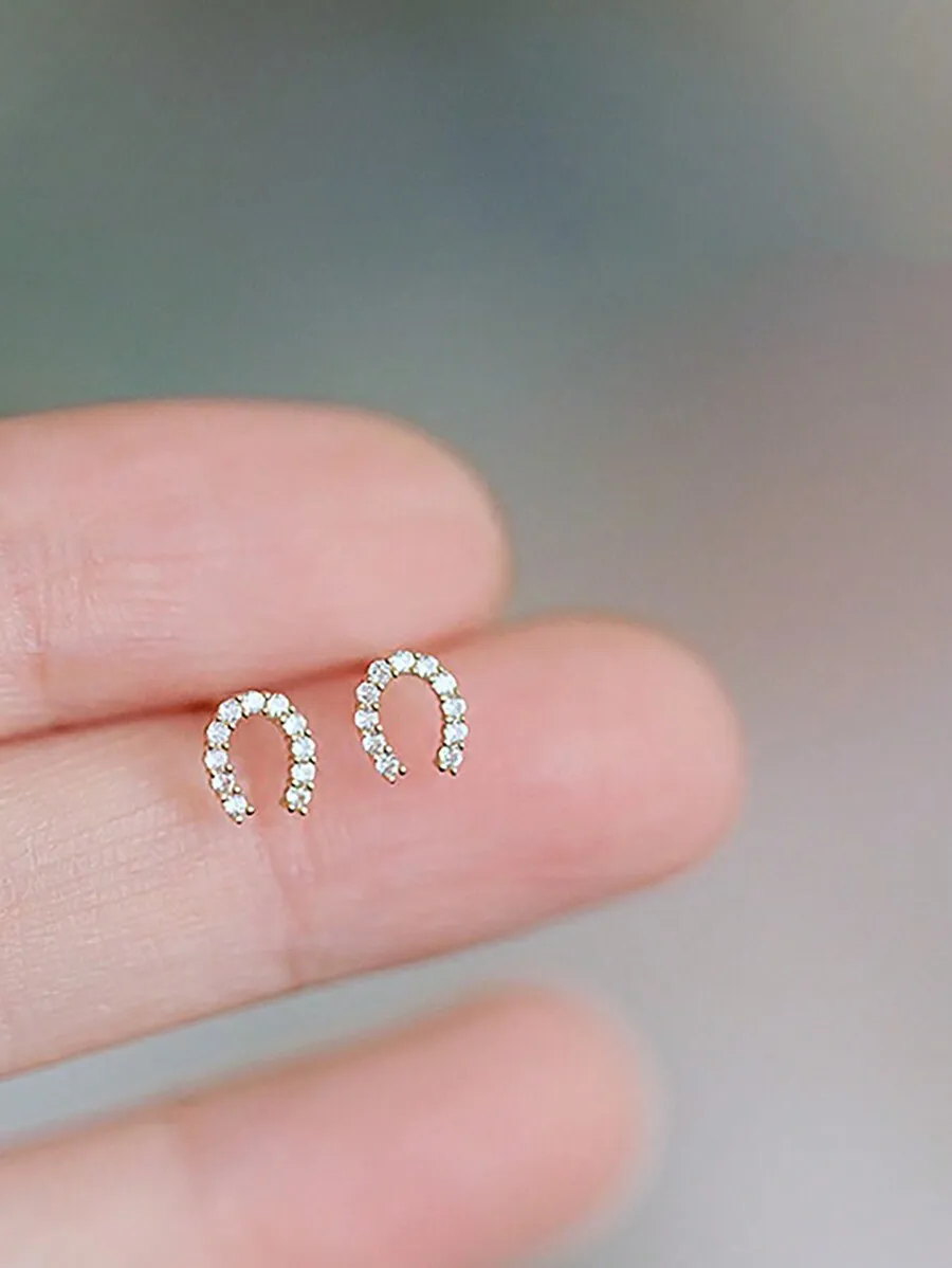 Small Horseshoe-Shaped Cubic Zirconia Inlay Earrings Minimalist U-Shaped Ear Jewelry For Women
Small Horseshoe-Shaped Cubic Zirconia Inlay Earrings Minimalist U-Shaped Ear Jewelry For Women