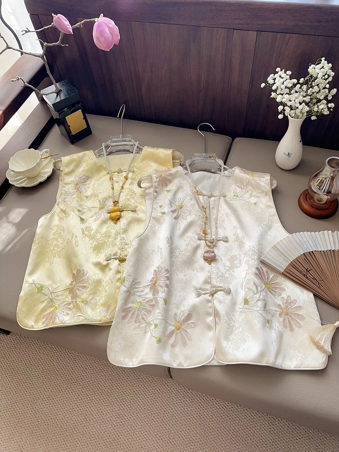 New Chinese Style Floral Embroidery Women's Jacket Buttoned Top Vest Spring 2026 Fashion Outerwear Satin Fabric Floral Pattern
New Chinese Style Floral Embroidery Women's Jacket Buttoned Top Vest Spring 2026 Fashion Outerwear Satin Fabric Floral Pattern
