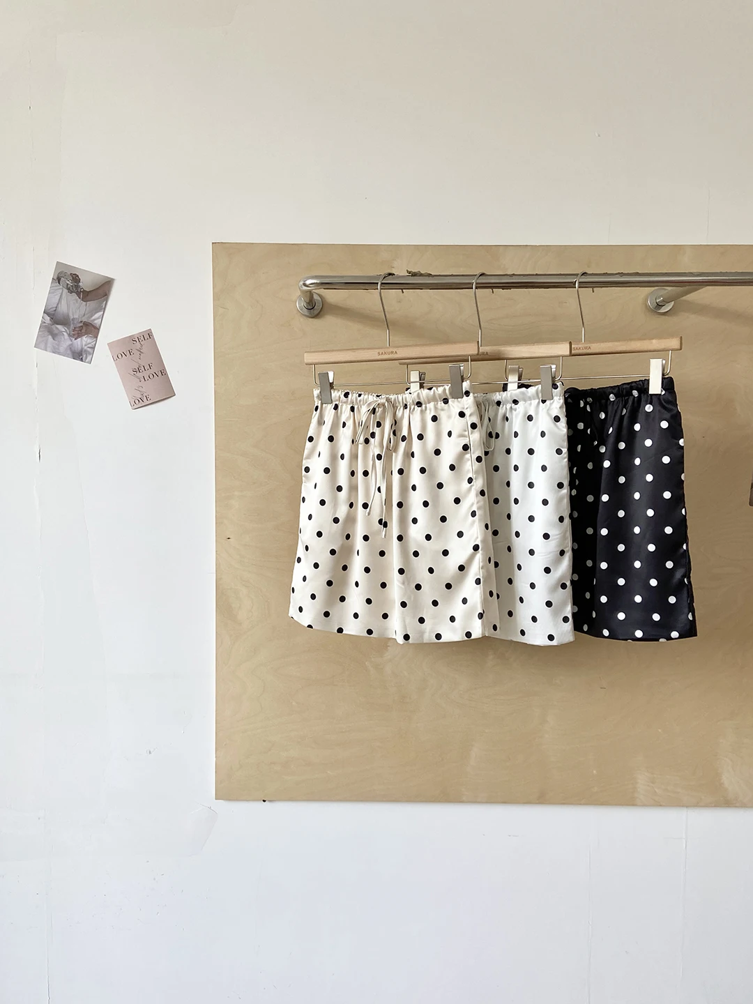 Korean Style High Waist Polka Dot A-Line Midi Skirt Versatile Elegant Spring New Arrival Women's Fashion Slimming Skirt
Korean Style High Waist Polka Dot A-Line Midi Skirt Versatile Elegant Spring New Arrival Women's Fashion Slimming Skirt