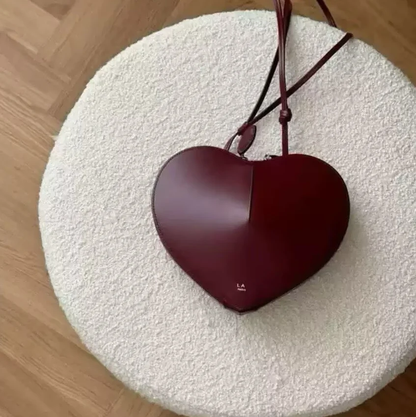 Heart-shaped bag,Female Travel Purse European and American fashion, niche design, textured shoulder and crossbody bag for women
Heart-shaped bag,Female Travel Purse European and American fashion, niche design, textured shoulder and crossbody bag for women