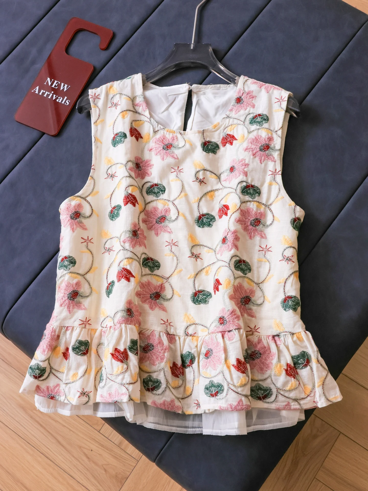 Elegant Embroidered A-Line Loose Fit Sleeveless round Neck Shirt Women's Fashion Age-Defying Polyester Fiber Summer Blouse
Elegant Embroidered A-Line Loose Fit Sleeveless round Neck Shirt Women's Fashion Age-Defying Polyester Fiber Summer Blouse