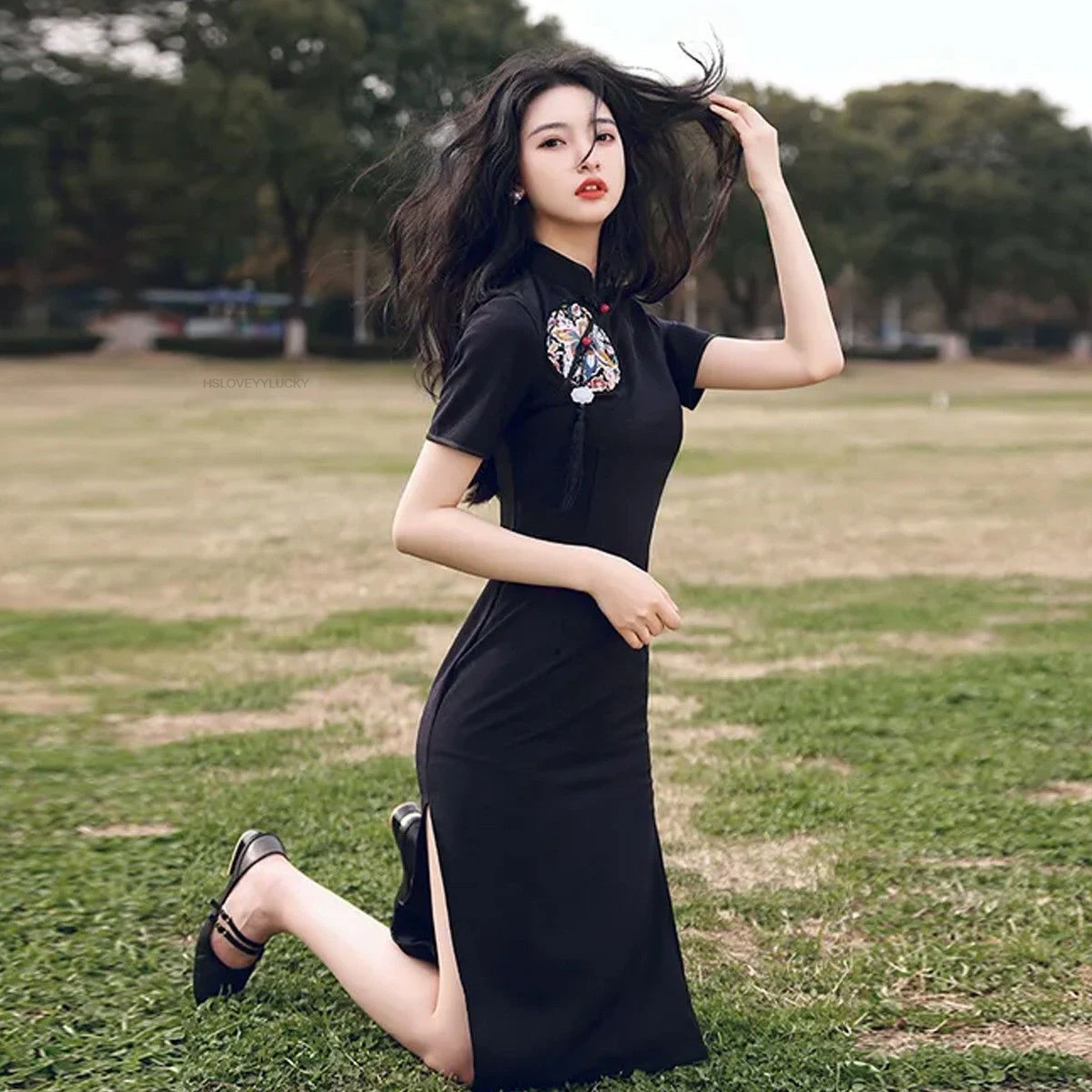 Улучшенное платье Cheongsam, новая облегающая длинная юбка с воротником-стойкой в китайском стиле в стиле ретро, с короткими рукавами и разрезом, платье Ципао
Улучшенное платье Cheongsam, новая облегающая длинная юбка с воротником-стойкой в китайском стиле в стиле ретро, с короткими рукавами и разрезом, платье Ципао