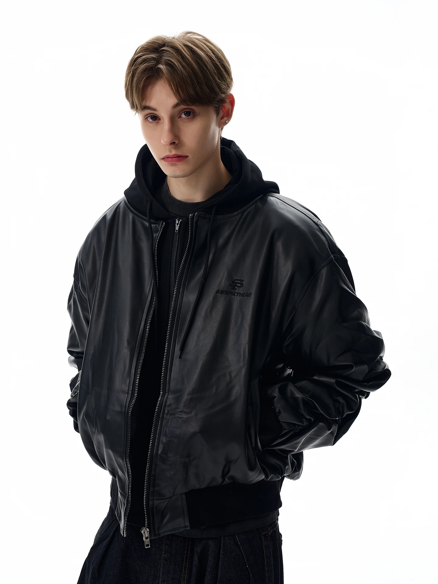 Американский ретро-пиджак свободного кроя из искусственной кожи с капюшоном, повседневная верхняя одежда для молодежи на весну-осень, унисекс
Американский ретро-пиджак свободного кроя из искусственной кожи с капюшоном, повседневная верхняя одежда для молодежи на весну-осень, унисекс