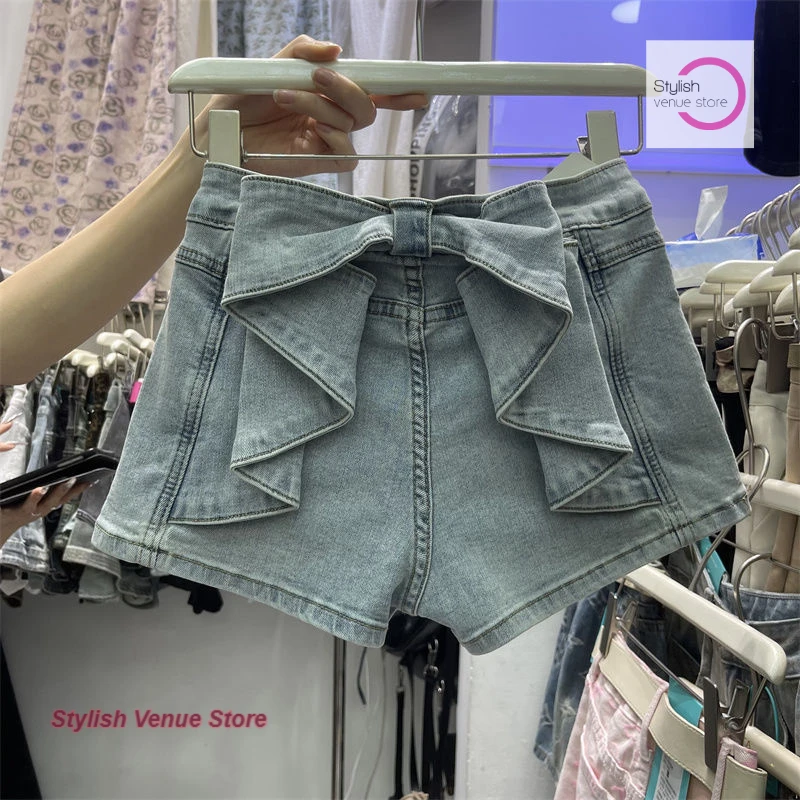 French three-dimensional bow stitching denim shorts women's summer new light blue fashion temperament spice girls hip hot pants.
French three-dimensional bow stitching denim shorts women's summer new light blue fashion temperament spice girls hip hot pants.