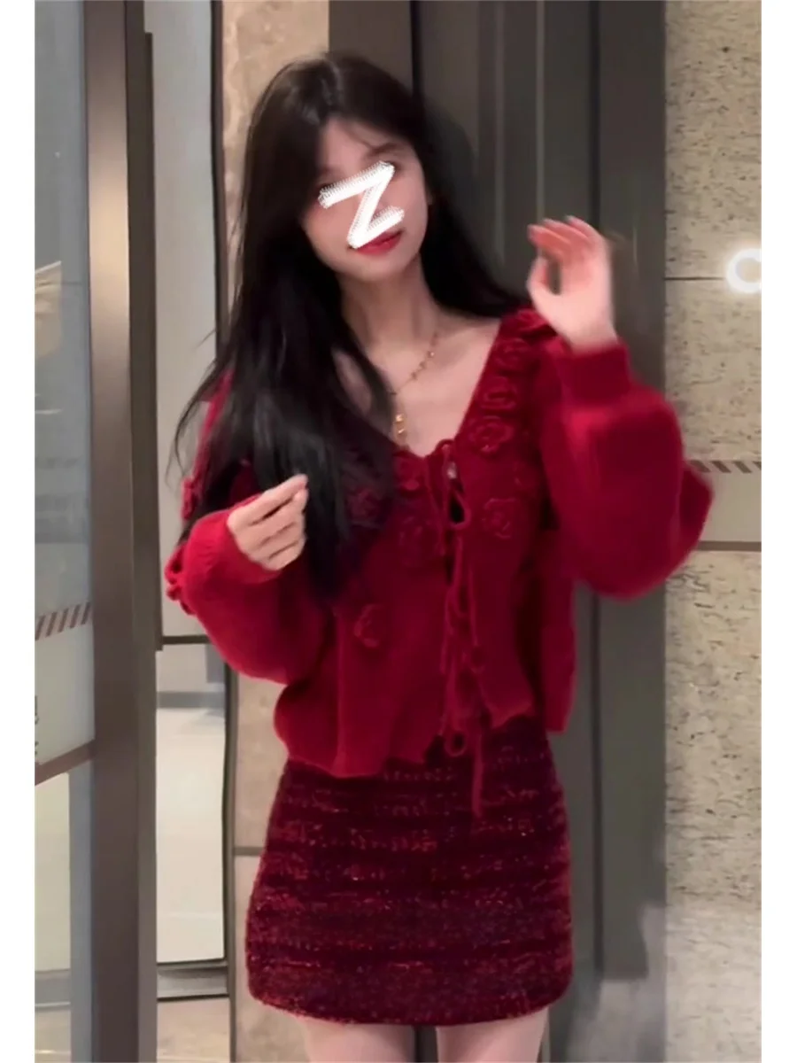 Thickened Short Knitted V-neck Sweater Coat Red Flower Design Women's Early Spring Fashion Outerwear Casual Style Winter Top
Thickened Short Knitted V-neck Sweater Coat Red Flower Design Women's Early Spring Fashion Outerwear Casual Style Winter Top