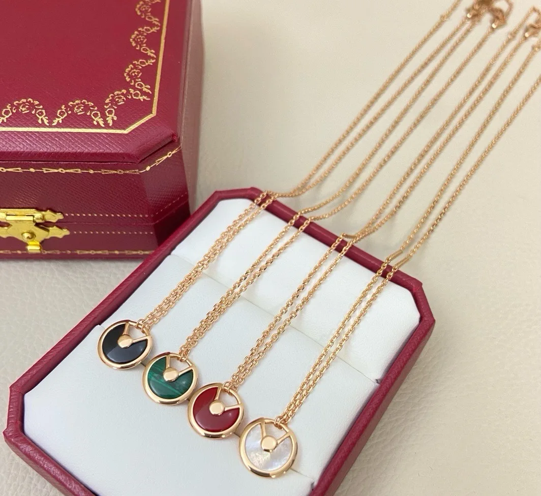2005 New Kajia Gao version classic double-sided Shell Mini Amulet Necklace for Women, light luxury and high-end collarbone chain
2005 New Kajia Gao version classic double-sided Shell Mini Amulet Necklace for Women, light luxury and high-end collarbone chain