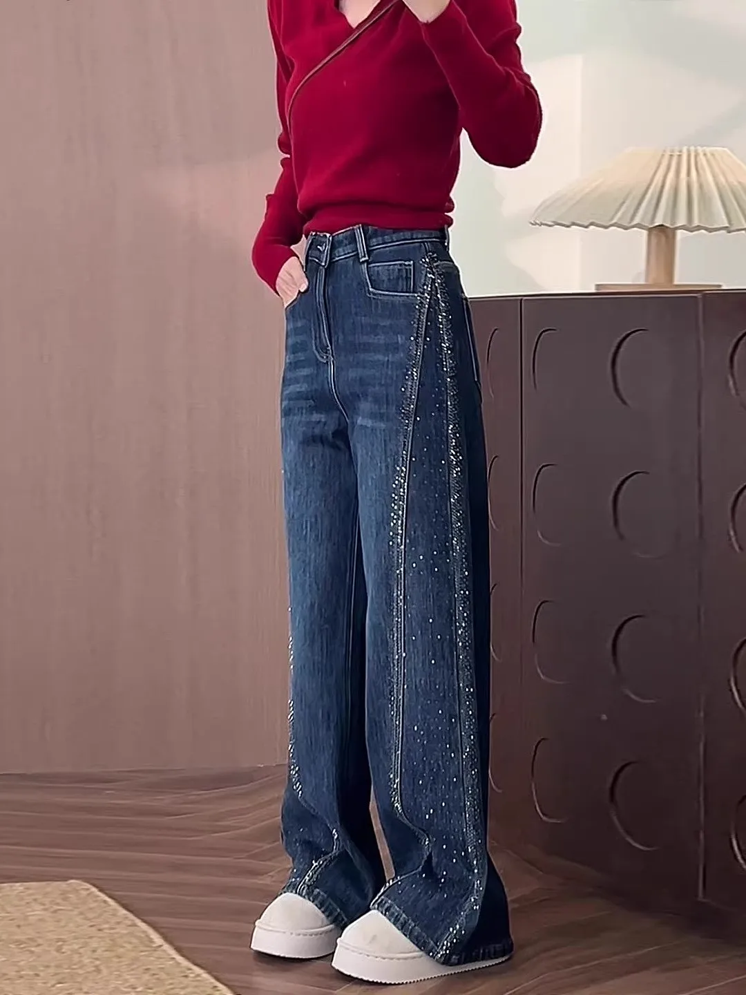 Winter Thickened Fleece Wide Leg Jeans Women's High Waist Straight Cut Diamond Embellished Loose Fit Bootcut Denim Pants
Winter Thickened Fleece Wide Leg Jeans Women's High Waist Straight Cut Diamond Embellished Loose Fit Bootcut Denim Pants