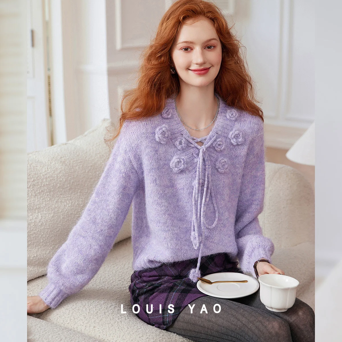 LOUIS YAO Soft-Style Wool-Blend 3D Floral Sweater 2025 Autumn/Winter Mixed-Knit Outerwear-Friendly Women's Knitwear
LOUIS YAO Soft-Style Wool-Blend 3D Floral Sweater 2025 Autumn/Winter Mixed-Knit Outerwear-Friendly Women's Knitwear