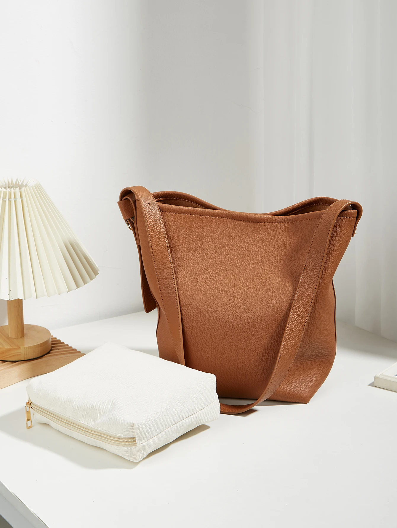 Комплект из 2 предметов большой вместимости, однотонная модная универсальная женская минималистичная сумка через плечо и ручная сумка нового стиля
Комплект из 2 предметов большой вместимости, однотонная модная универсальная женская минималистичная сумка через плечо и ручная сумка нового стиля