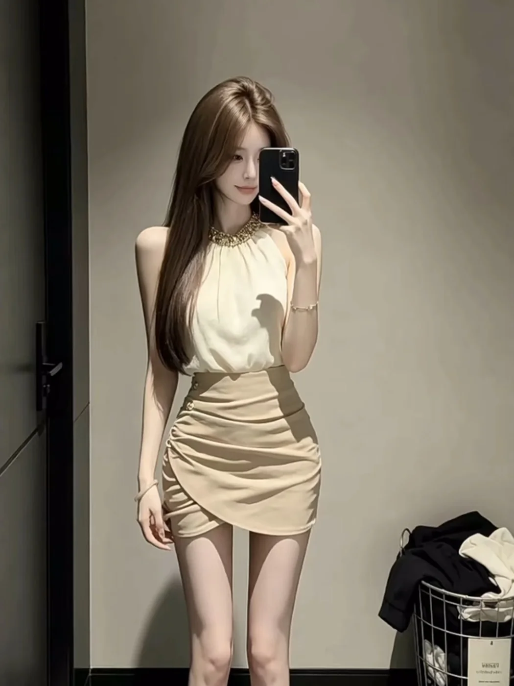 Elegant Summer New Style Women's Fashion Set Diamond Embellished Neckline Sleeveless Chiffon Vest And Short Skirt Two Piece Set
Elegant Summer New Style Women's Fashion Set Diamond Embellished Neckline Sleeveless Chiffon Vest And Short Skirt Two Piece Set