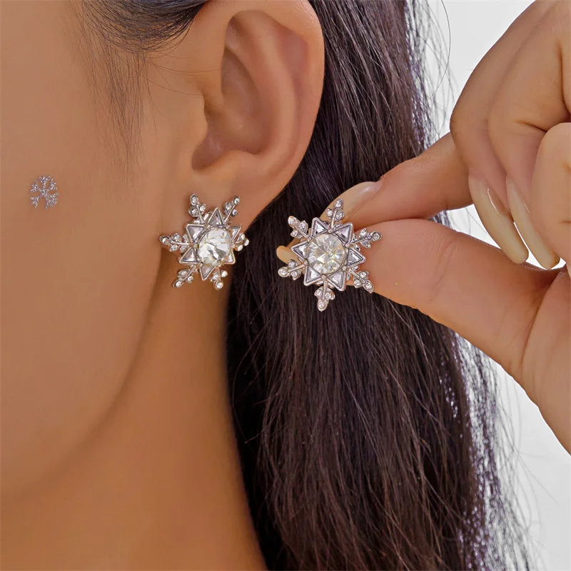 Exquisite Luxury White Zircon Snowflake Stud Earrings For Women Shiny Rhinestone Earring Christmas New Year Versatile Jewelry
Exquisite Luxury White Zircon Snowflake Stud Earrings For Women Shiny Rhinestone Earring Christmas New Year Versatile Jewelry