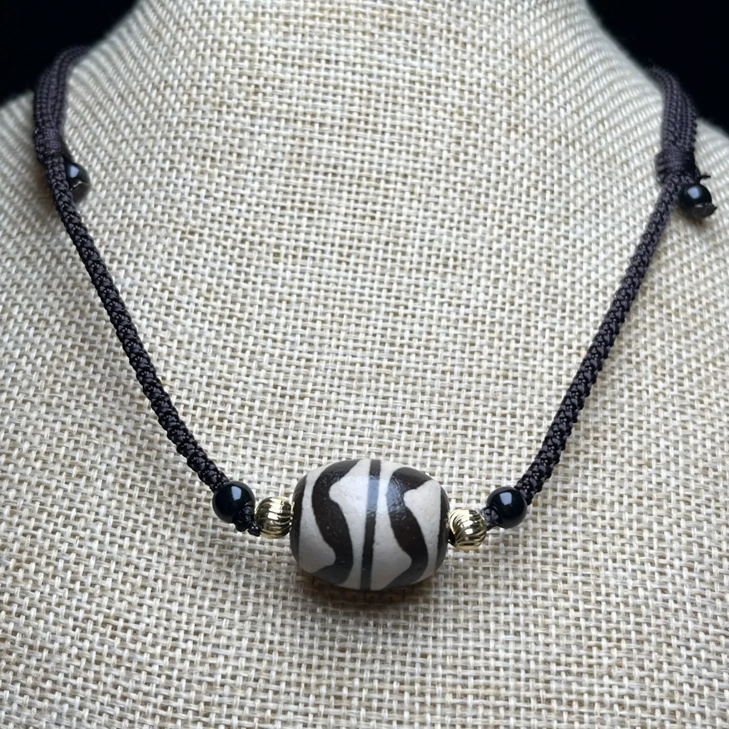 Natural Agate Dzi Bead Necklace Hand Woven Black Cord Pendant for Trendy Daily Outfit Chinese Style Jewelry Collection
Natural Agate Dzi Bead Necklace Hand Woven Black Cord Pendant for Trendy Daily Outfit Chinese Style Jewelry Collection