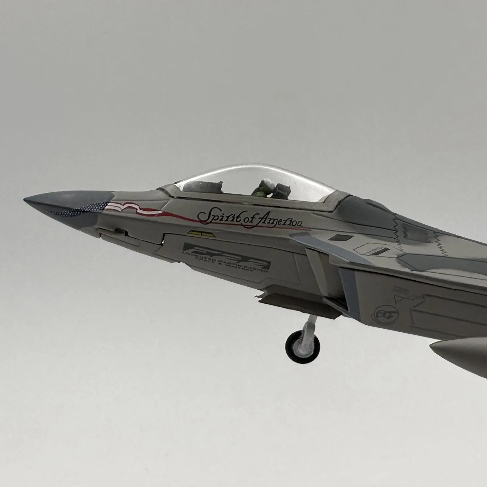 Литая металлическая модель самолета, сувенирная модель самолета в масштабе 1/100, модель самолета для транспортировки, для столешницы, бара, книжной полки, кафе, офиса
Литая металлическая модель самолета, сувенирная модель самолета в масштабе 1/100, модель самолета для транспортировки, для столешницы, бара, книжной полки, кафе, офиса