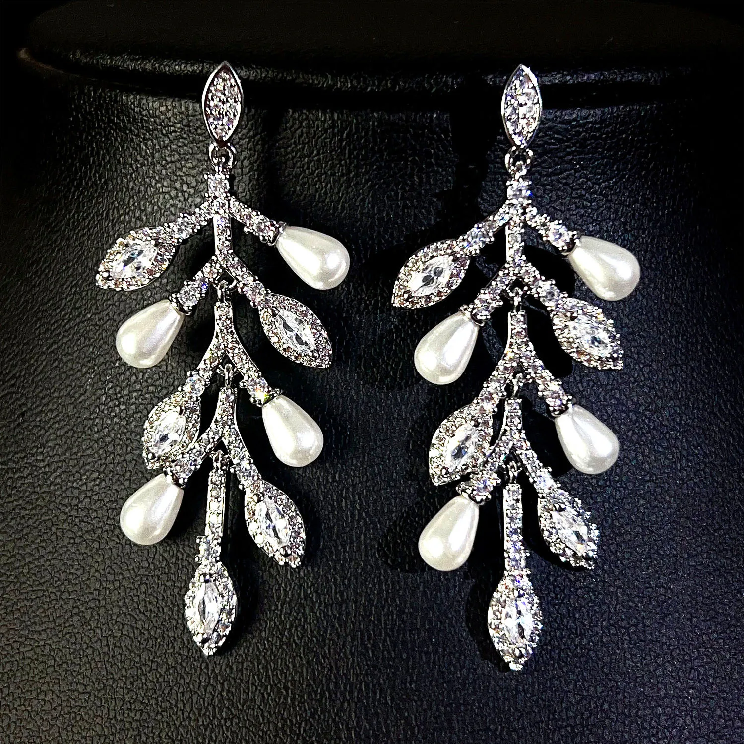 White Leaf Dangling Earrings for Women Zirconia Pearls Drop Jewelry Wedding Dinner Party Elegant Earrings Gown
White Leaf Dangling Earrings for Women Zirconia Pearls Drop Jewelry Wedding Dinner Party Elegant Earrings Gown
