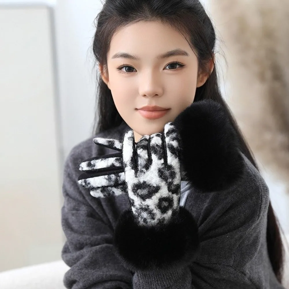 Подарочные бархатные перчатки с леопардовым принтом, ветрозащитные толстые женские перчатки, корейский стиль, зимние замшевые перчатки с длинными пальцами, уличные
Подарочные бархатные перчатки с леопардовым принтом, ветрозащитные толстые женские перчатки, корейский стиль, зимние замшевые перчатки с длинными пальцами, уличные
