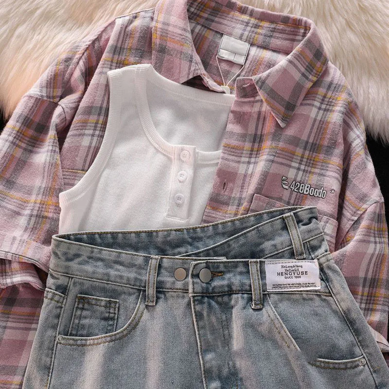 College Style Women's Set Summer Retro Checkered Short Sleeved Shirt+white Vest+wide Leg Denim Shorts Three Piece Set for Women
College Style Women's Set Summer Retro Checkered Short Sleeved Shirt+white Vest+wide Leg Denim Shorts Three Piece Set for Women