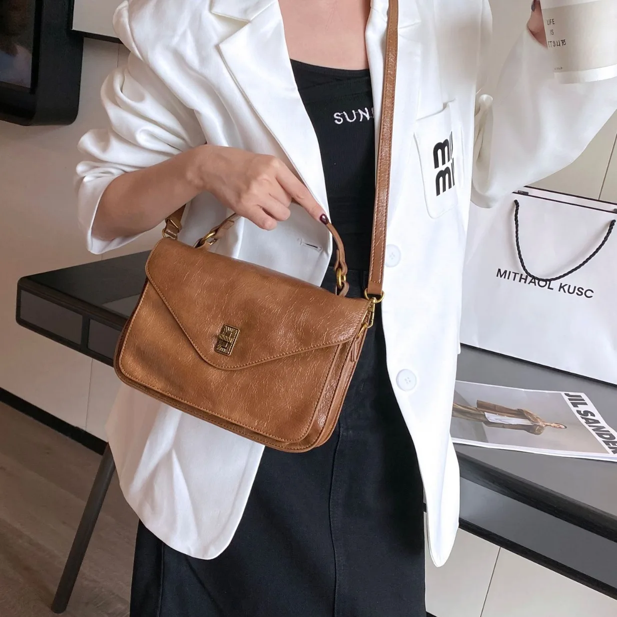 Cowhide shoulder messenger bag messenger bag large capacity handbag oil wax messenger bag
Cowhide shoulder messenger bag messenger bag large capacity handbag oil wax messenger bag