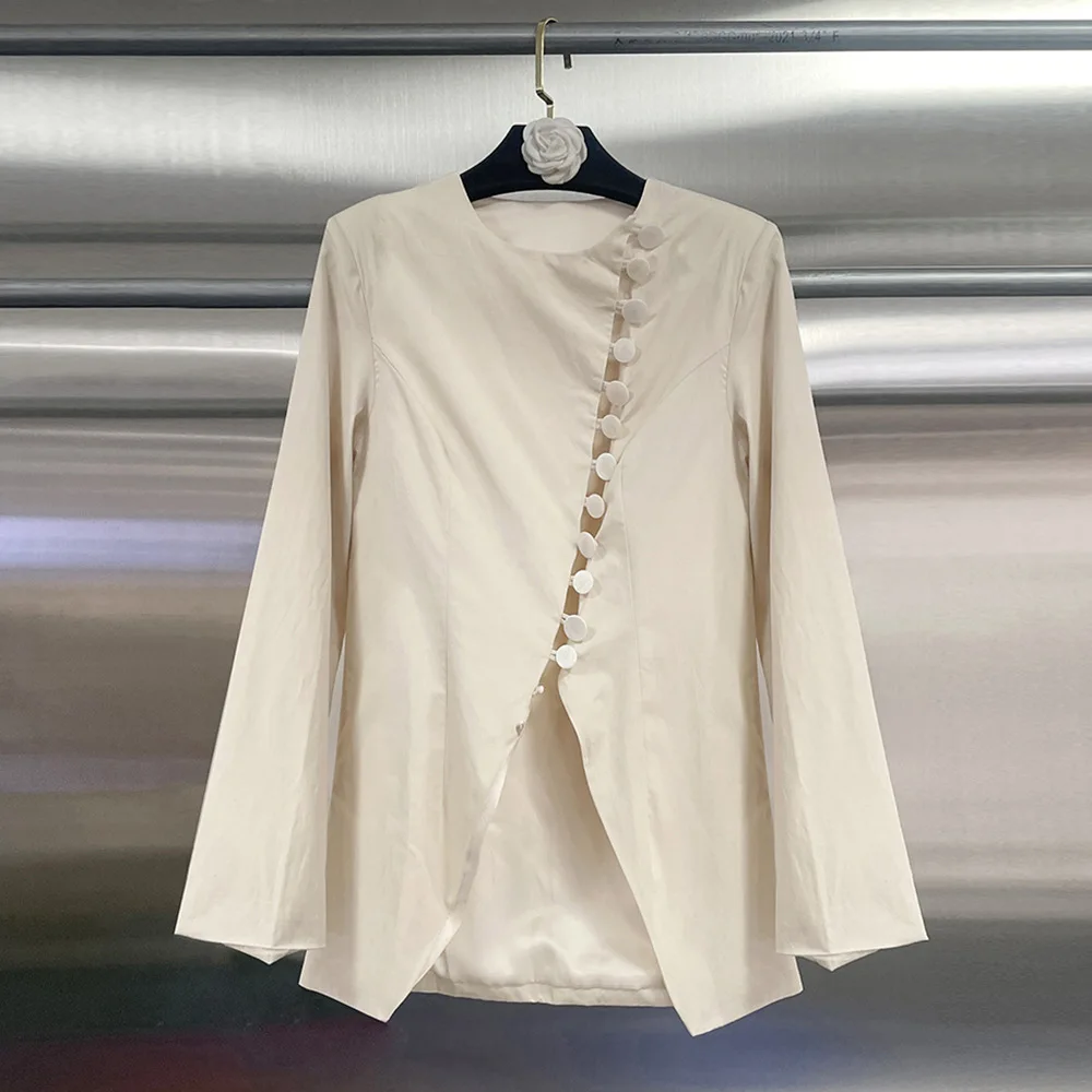 Женская бежевая блузка с круглым вырезом, асимметричной застежкой на пуговицах спереди, нестандартным подолом и длинными рукавами, минималистичная, профессиональная, для работы.
Женская бежевая блузка с круглым вырезом, асимметричной застежкой на пуговицах спереди, нестандартным подолом и длинными рукавами, минималистичная, профессиональная, для работы.