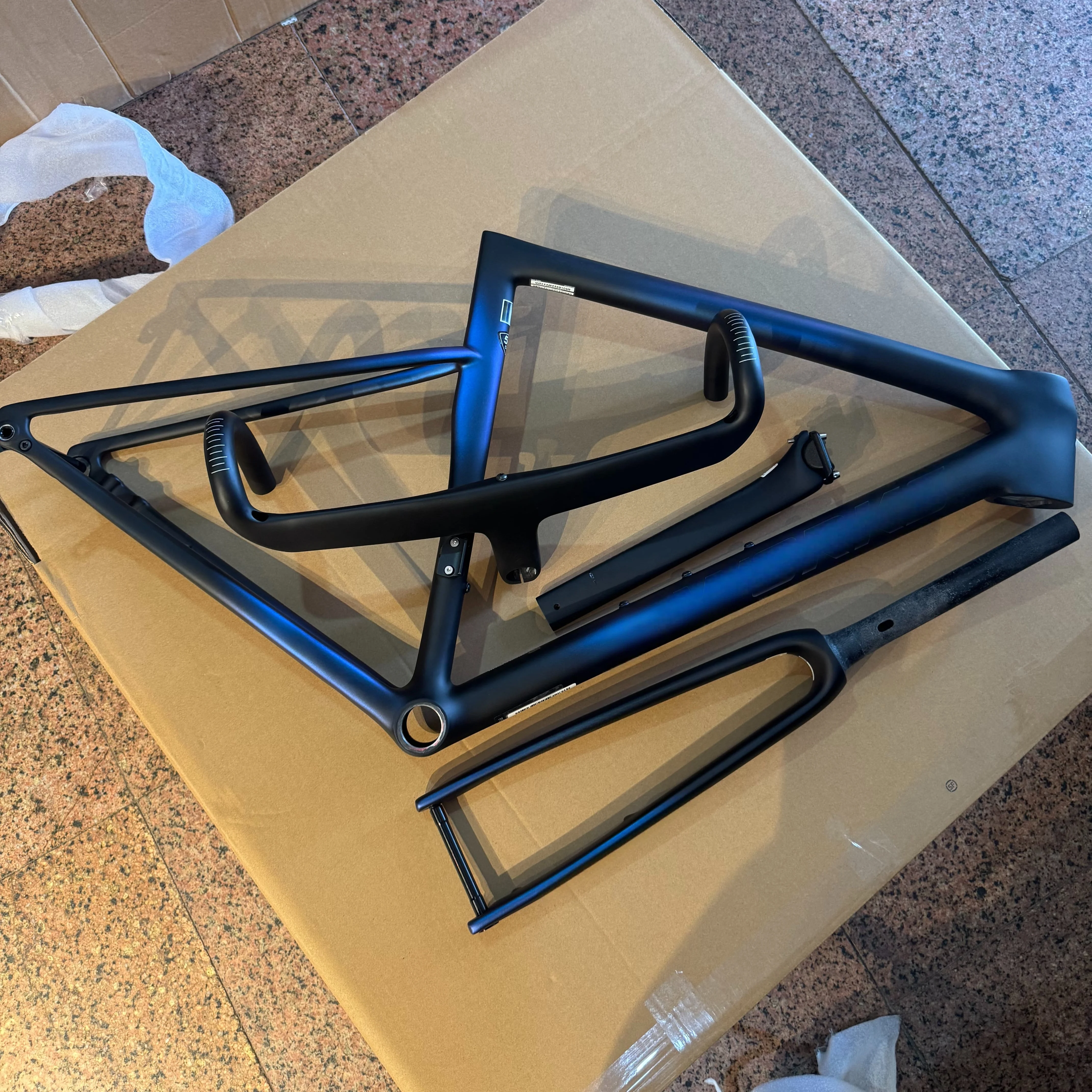 2025 Sl8 Carbon Fiber Road Frame Set Threaded Bb Di2 Only Full Internal Routing 700C Wheels Disc Brakes Thru-Axle Custom Paint
2025 Sl8 Carbon Fiber Road Frame Set Threaded Bb Di2 Only Full Internal Routing 700C Wheels Disc Brakes Thru-Axle Custom Paint