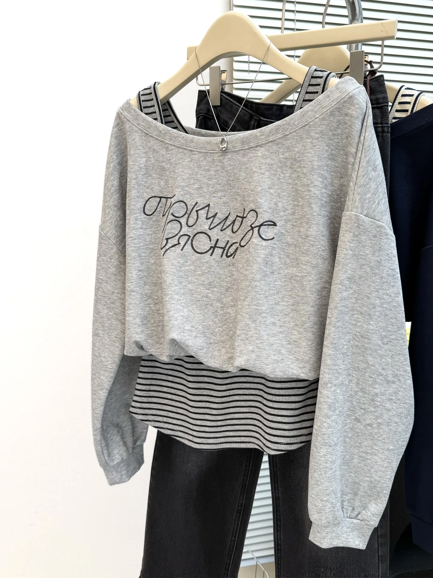 Color Block Asymmetrical Shoulder Long Sleeve Sweatshirt Women's Loose Fit Thin Top Spring Autumn New Style Streetwear
Color Block Asymmetrical Shoulder Long Sleeve Sweatshirt Women's Loose Fit Thin Top Spring Autumn New Style Streetwear