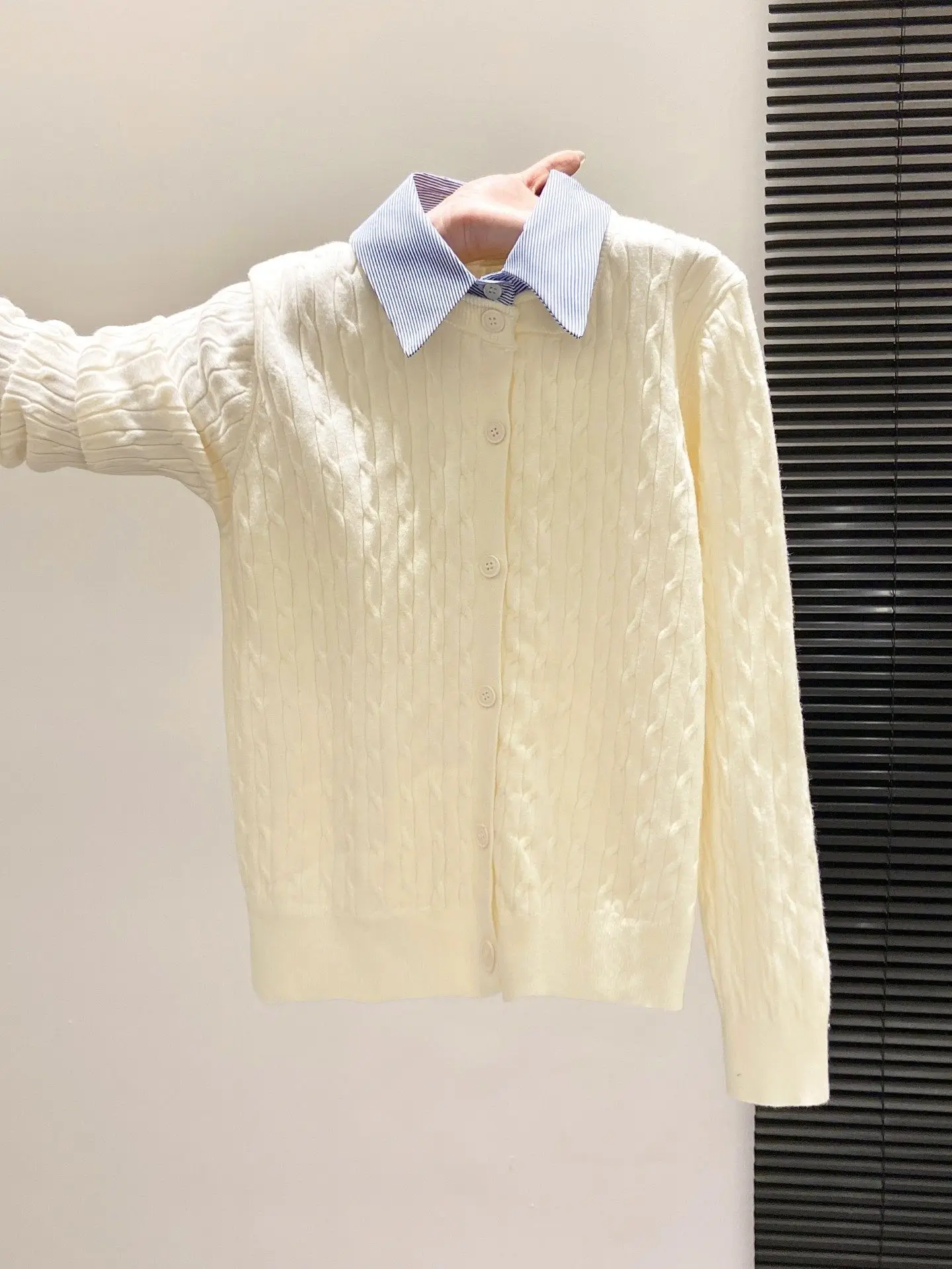 Korean Style Collar Color Block Knitted Open Cardigan Women's Winter Soft Loose Slimming Sweater Jacket Top
Korean Style Collar Color Block Knitted Open Cardigan Women's Winter Soft Loose Slimming Sweater Jacket Top