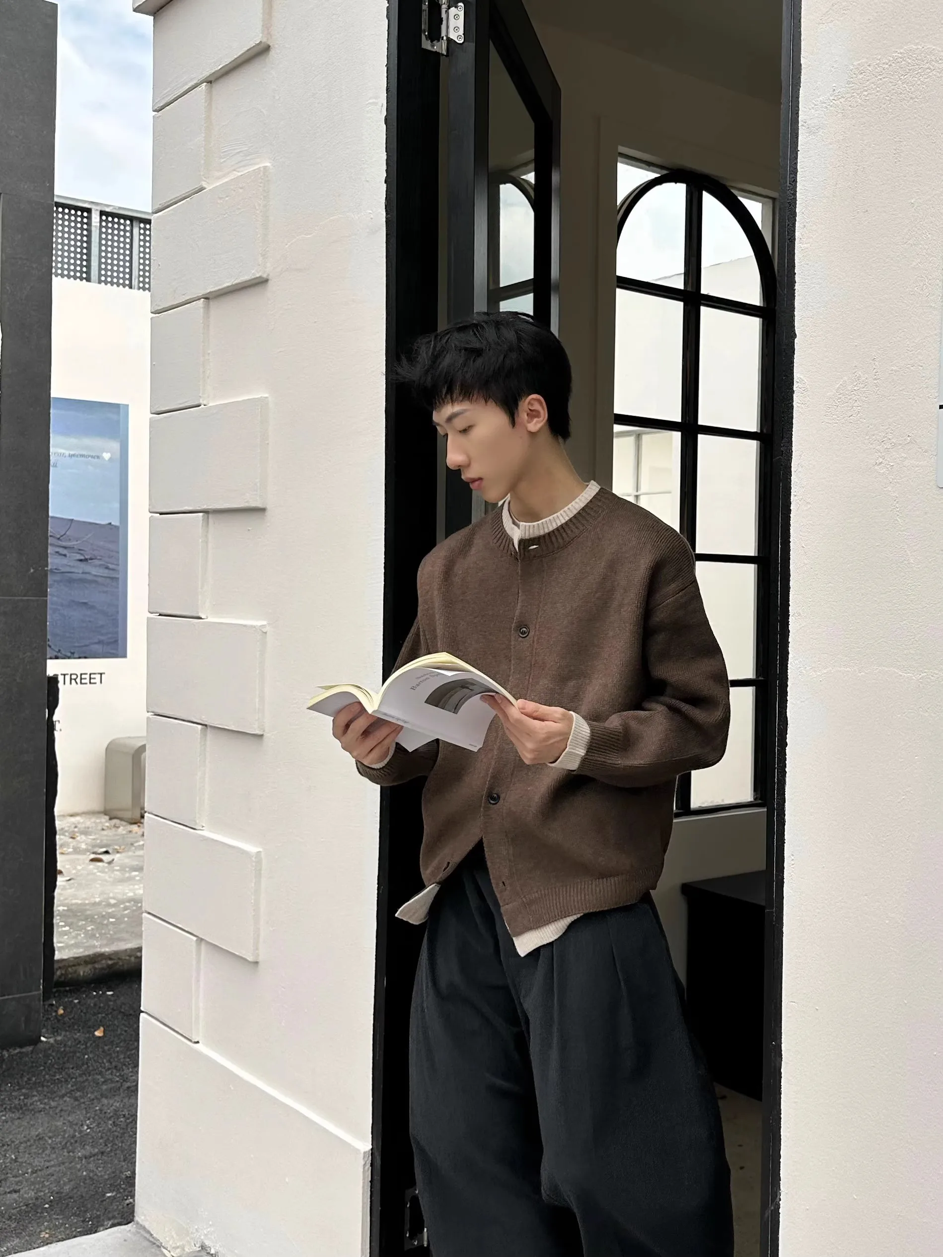 ROOR Korean Retro Button Design Loose Casual Open Cardigan Sweater Men Women Autumn Winter New Sle Fake Two-Piece Knitwear
ROOR Korean Retro Button Design Loose Casual Open Cardigan Sweater Men Women Autumn Winter New Sle Fake Two-Piece Knitwear