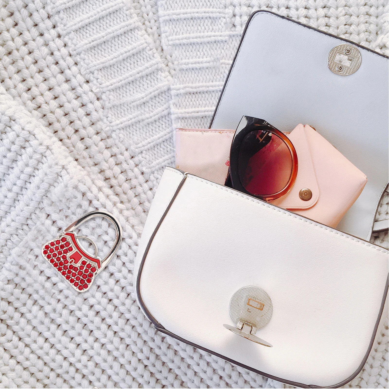 Rhinestone Purse Hook Portable Lockable Bag Hanger Table Hook Bag Holder for Daily Office Party Use Handbag Display Stand
Rhinestone Purse Hook Portable Lockable Bag Hanger Table Hook Bag Holder for Daily Office Party Use Handbag Display Stand