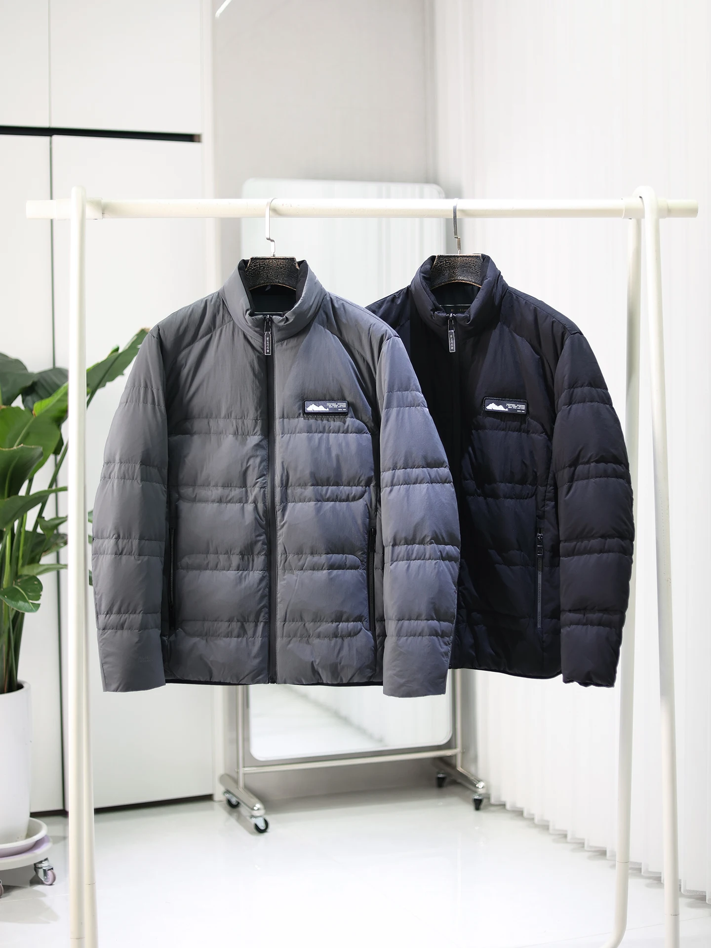 Легкая, теплая, пушистая зимняя мужская куртка с наполнителем из 80% пуха, модная, с воротником-стойкой, ветрозащитная, водонепроницаемая, повседневная.
Легкая, теплая, пушистая зимняя мужская куртка с наполнителем из 80% пуха, модная, с воротником-стойкой, ветрозащитная, водонепроницаемая, повседневная.