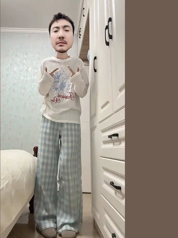 Корейский комплект: футболка с длинным рукавом и принтом белых цветов в стиле Sweet Spicy Girl, тонкий топ-накидка и повседневные брюки в синюю клетку
Корейский комплект: футболка с длинным рукавом и принтом белых цветов в стиле Sweet Spicy Girl, тонкий топ-накидка и повседневные брюки в синюю клетку