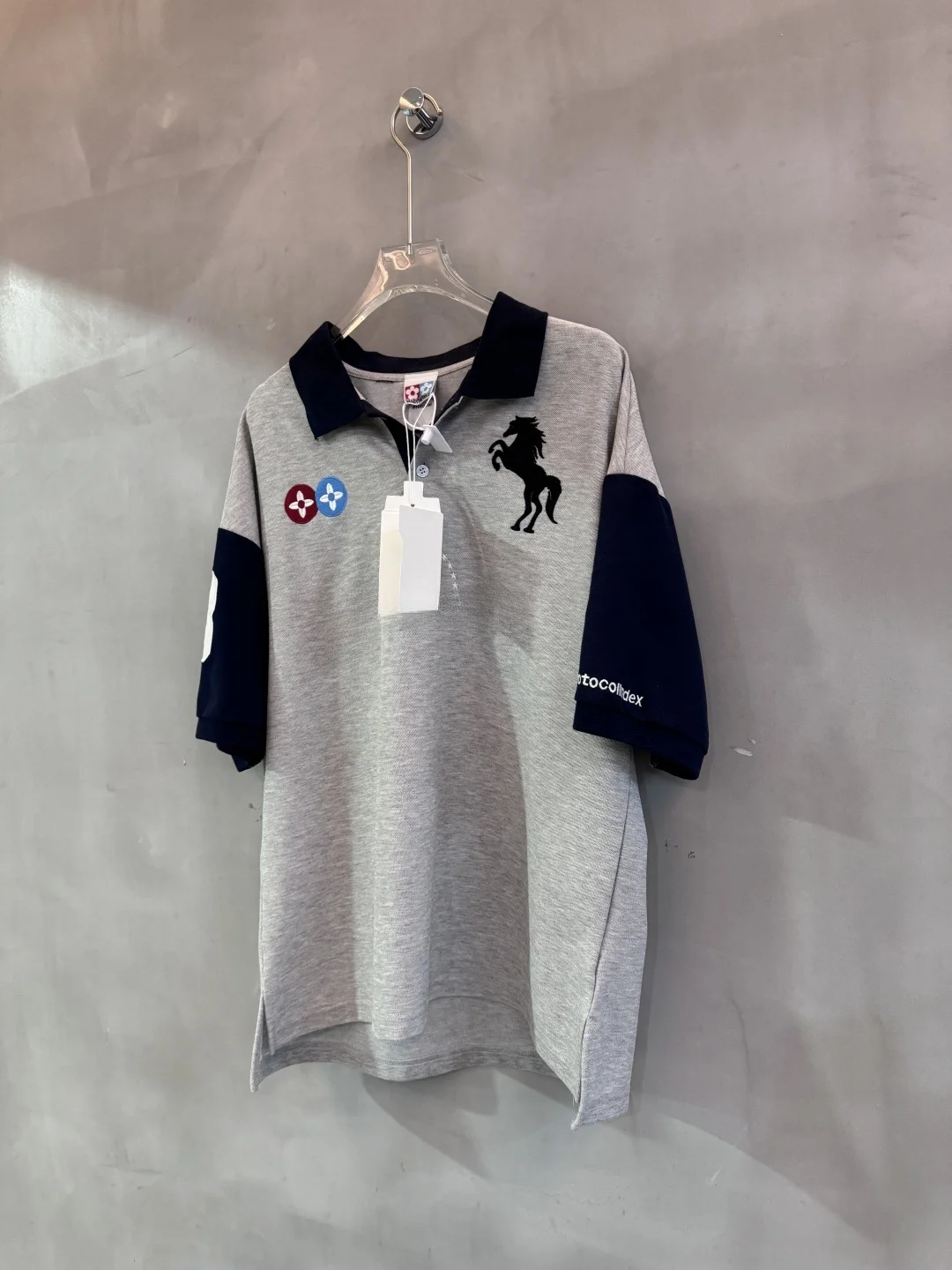 Коллаборационная версия: футболка с вышивкой, в стиле колор-блок, креативный повседневный дизайн, свободный крой, смесь с кроличьим мехом
Коллаборационная версия: футболка с вышивкой, в стиле колор-блок, креативный повседневный дизайн, свободный крой, смесь с кроличьим мехом