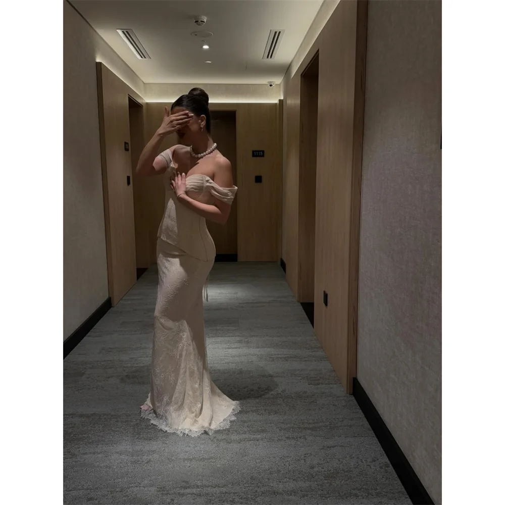 Aileen Lace Off The Shoulder ivory Mermaid Asymmetrical Ruched Vintage Pearl Evening Dress 2026 Prom Customized Robes de Soirée
Aileen Lace Off The Shoulder ivory Mermaid Asymmetrical Ruched Vintage Pearl Evening Dress 2026 Prom Customized Robes de Soirée