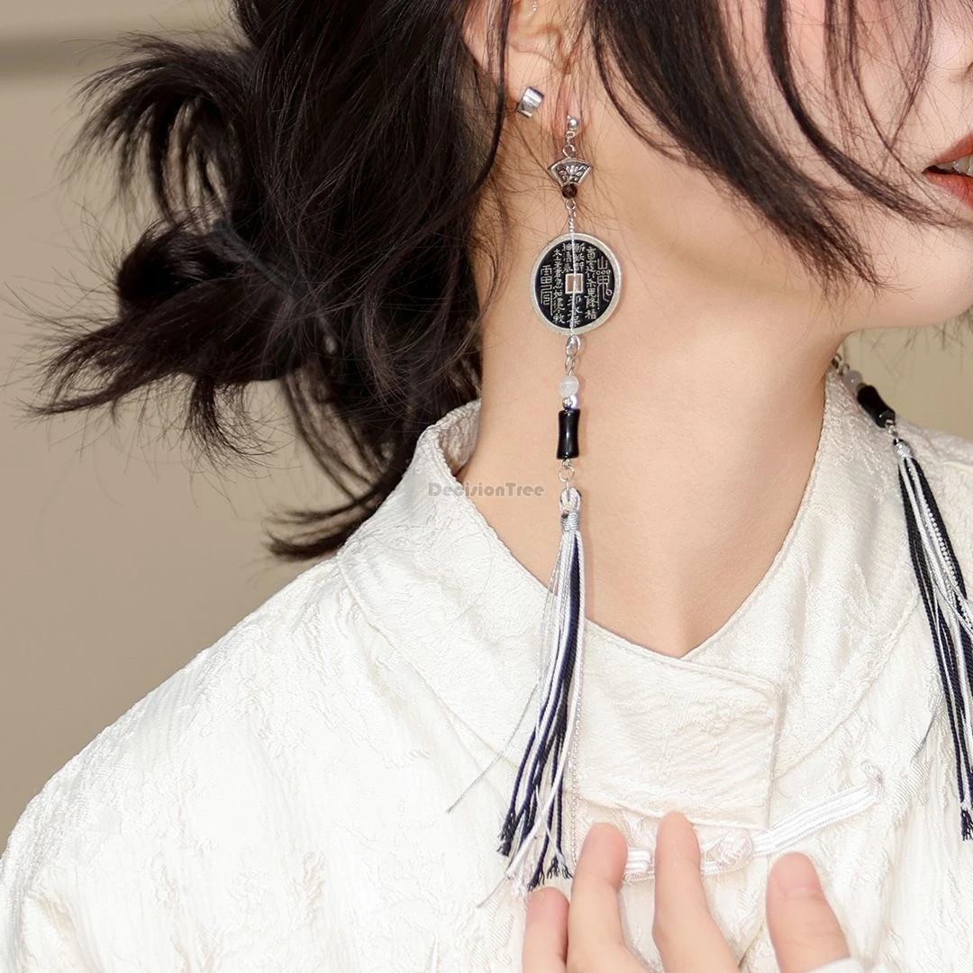 2026 chinese traditional style earrings flowing copper coin pendant earrings fashion ear hook ear clip hanfu cosplay accessory
2026 chinese traditional style earrings flowing copper coin pendant earrings fashion ear hook ear clip hanfu cosplay accessory