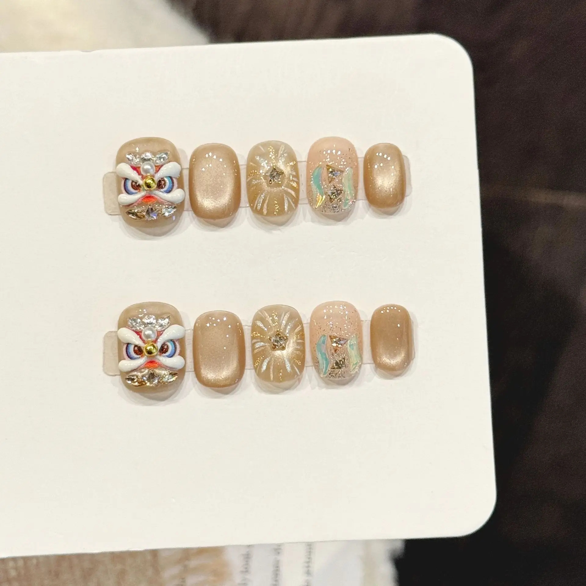 10pcsHandmade Short Press On Nails French Style Shiny Cat Eye New Year Waking Lion Design Cute Fake Nails Wearable Nails Art Tip
10pcsHandmade Short Press On Nails French Style Shiny Cat Eye New Year Waking Lion Design Cute Fake Nails Wearable Nails Art Tip