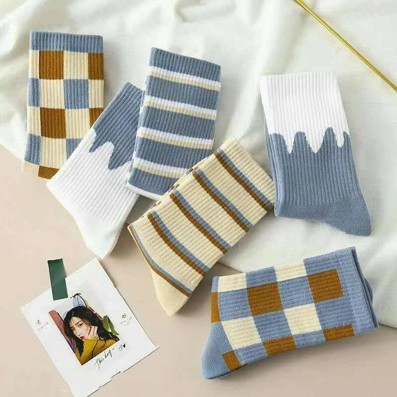 3 Pairs Blue socks women's mid-tube socks Autumn and winter stockings Fashionable women's cotton socks
3 Pairs Blue socks women's mid-tube socks Autumn and winter stockings Fashionable women's cotton socks