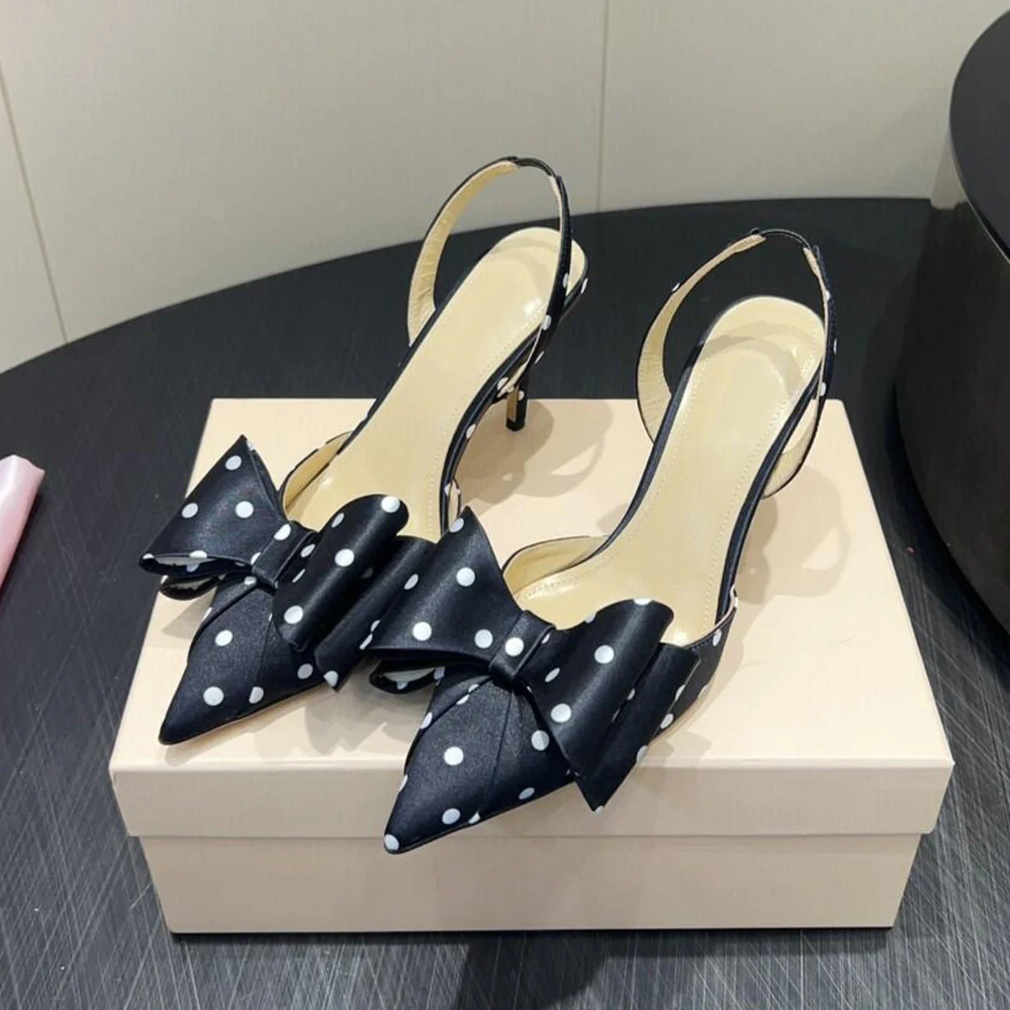 Новые туфли на высоком каблуке с французским бантом и острым носком, элегантным темпераментом и босоножками с носком и ремешком сзади. 
Новые туфли на высоком каблуке с французским бантом и острым носком, элегантным темпераментом и босоножками с носком и ремешком сзади.